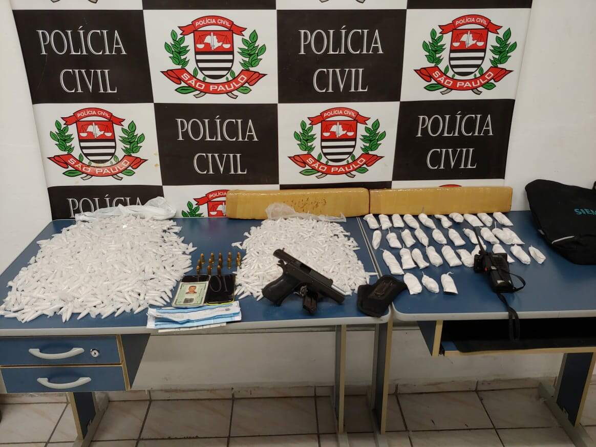 Grande quantidade de cocaína e outras drogas foi apreendida no Morro da Penha