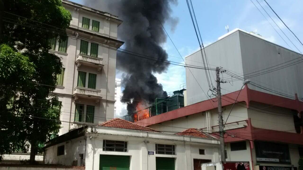 Incêndio atinge shopping no Gonzaga, em Santos