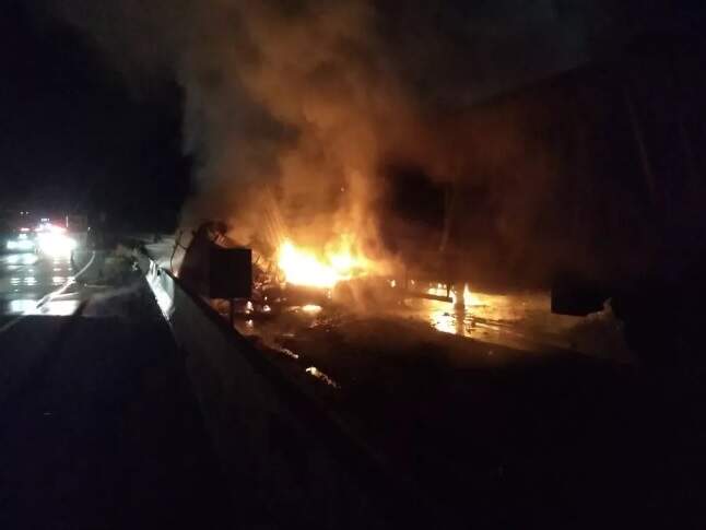 Incêndio destruiu carreta envolvida em acidente na Régis Bittencourt 
