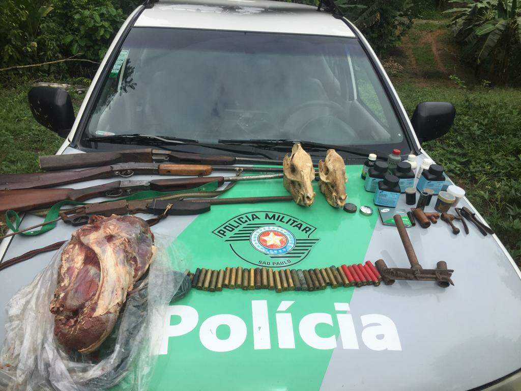 Polícia Ambiental apreende armas, munições, carnes e até crânios de animais, em Eldorado 