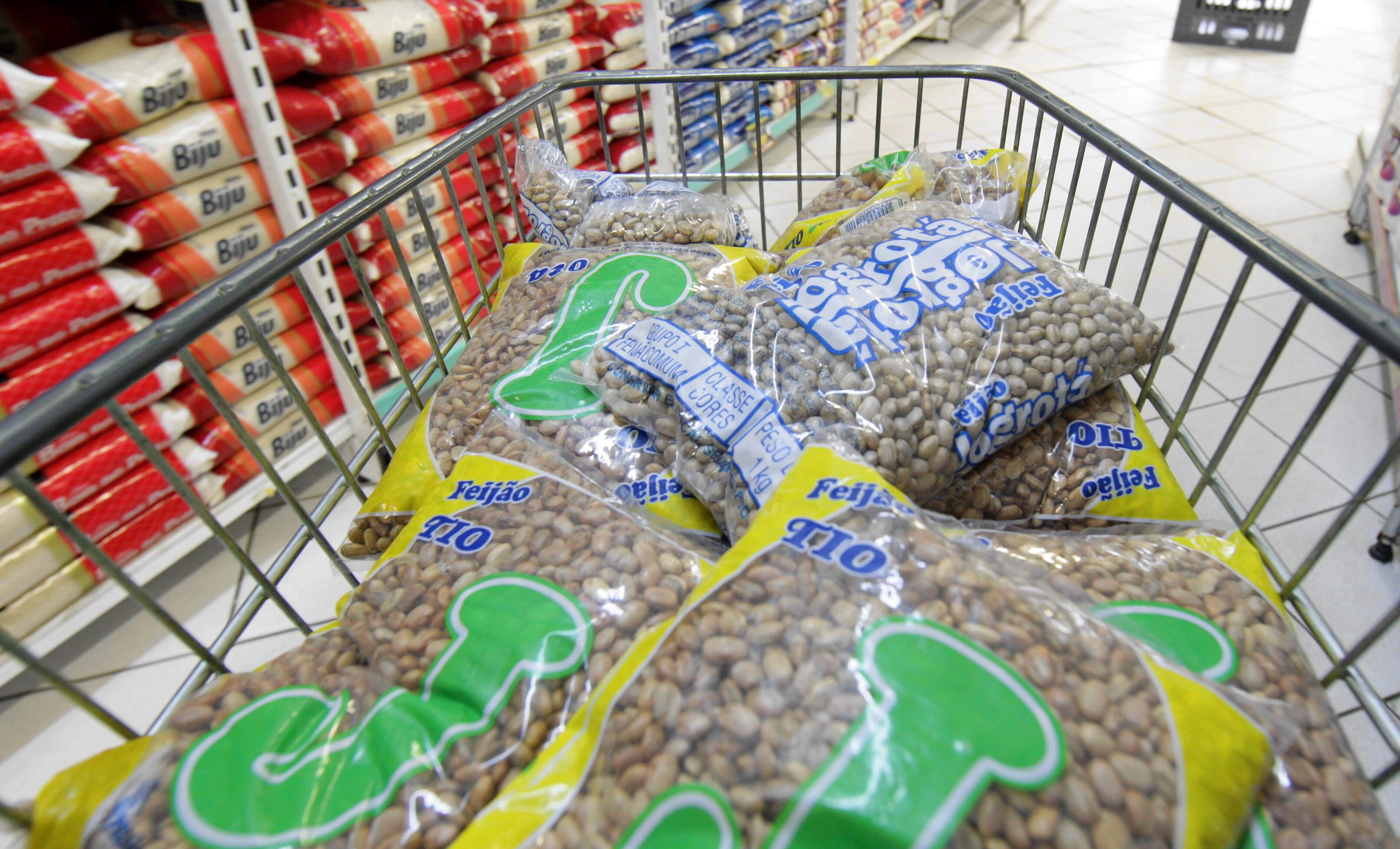 Arroz e feijão registraram elevação nos preços cobrados nos supermercados