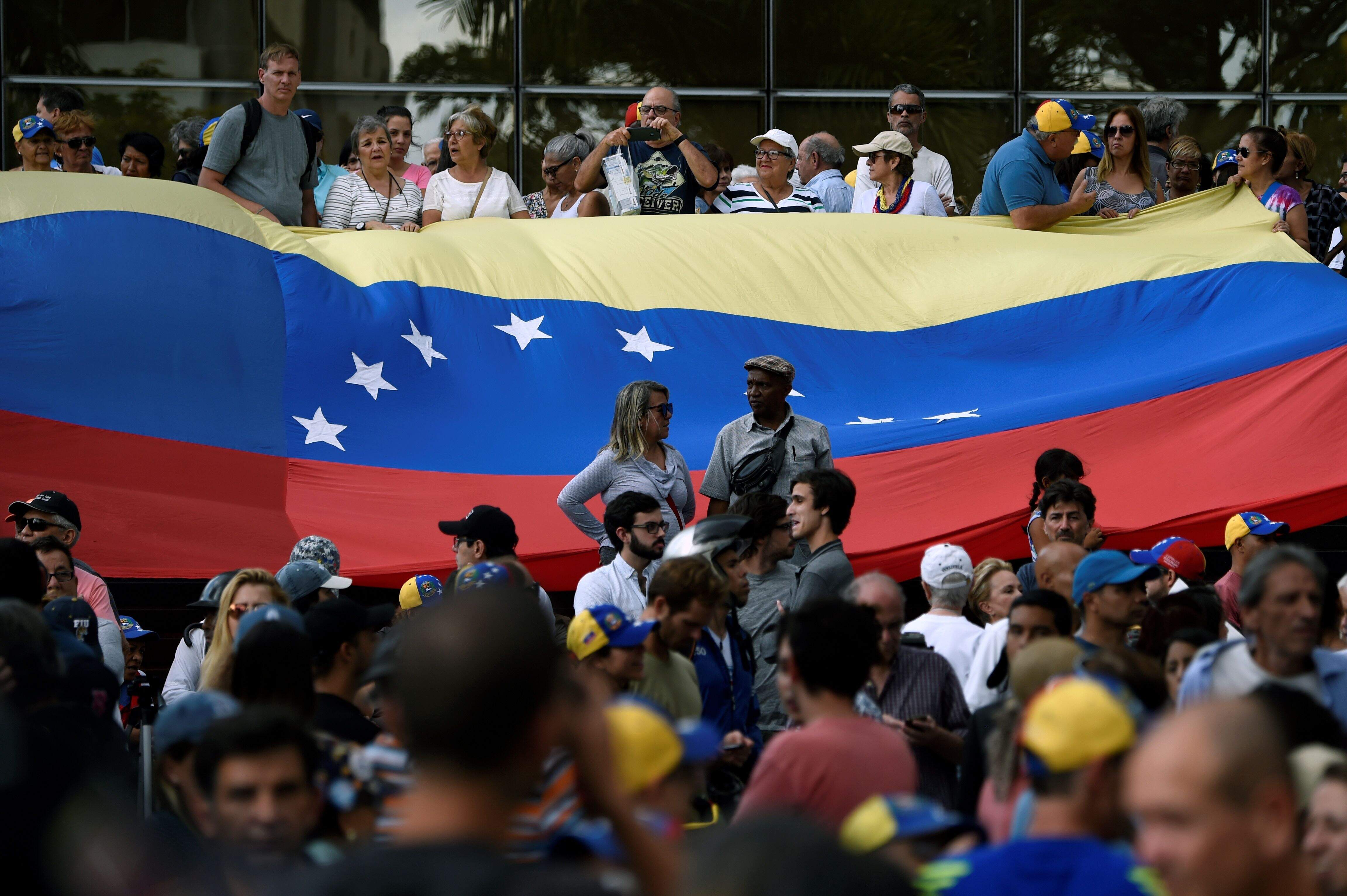 Em Caracas, adversários de Maduro participaram de protesto no quinto dia de apagão de energia