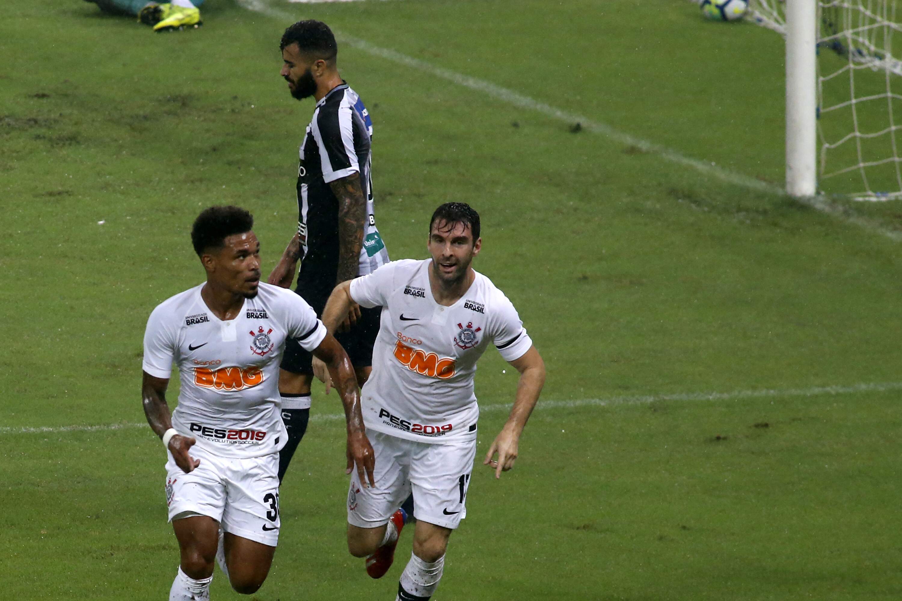 Júnior Urso abriu o placar para o Corinthians em jogo marcado por muita chuva