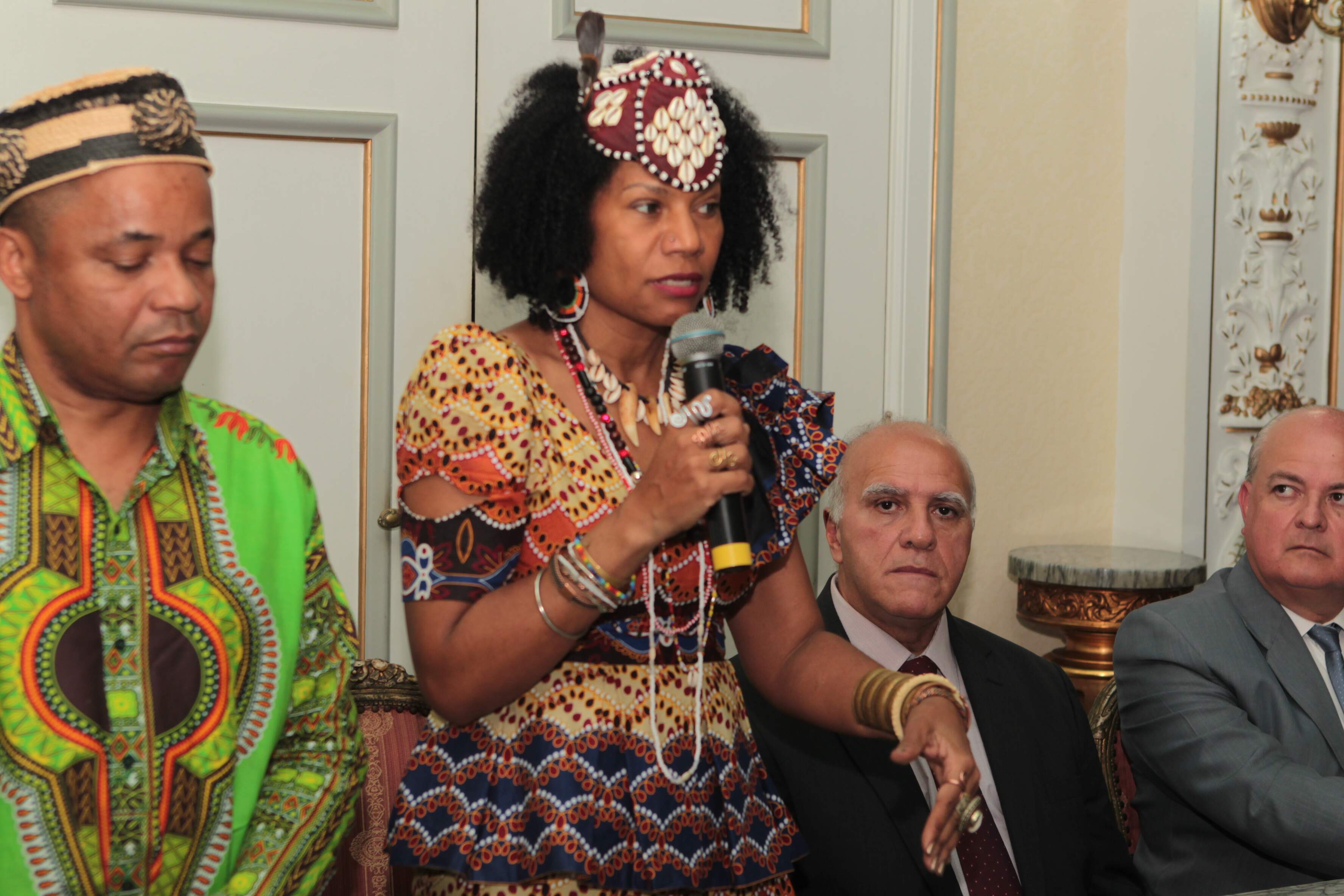 Em inglês, a Rainha Diambi, do Congo, discursou no Salão Nobre na Prefeitura de Santos