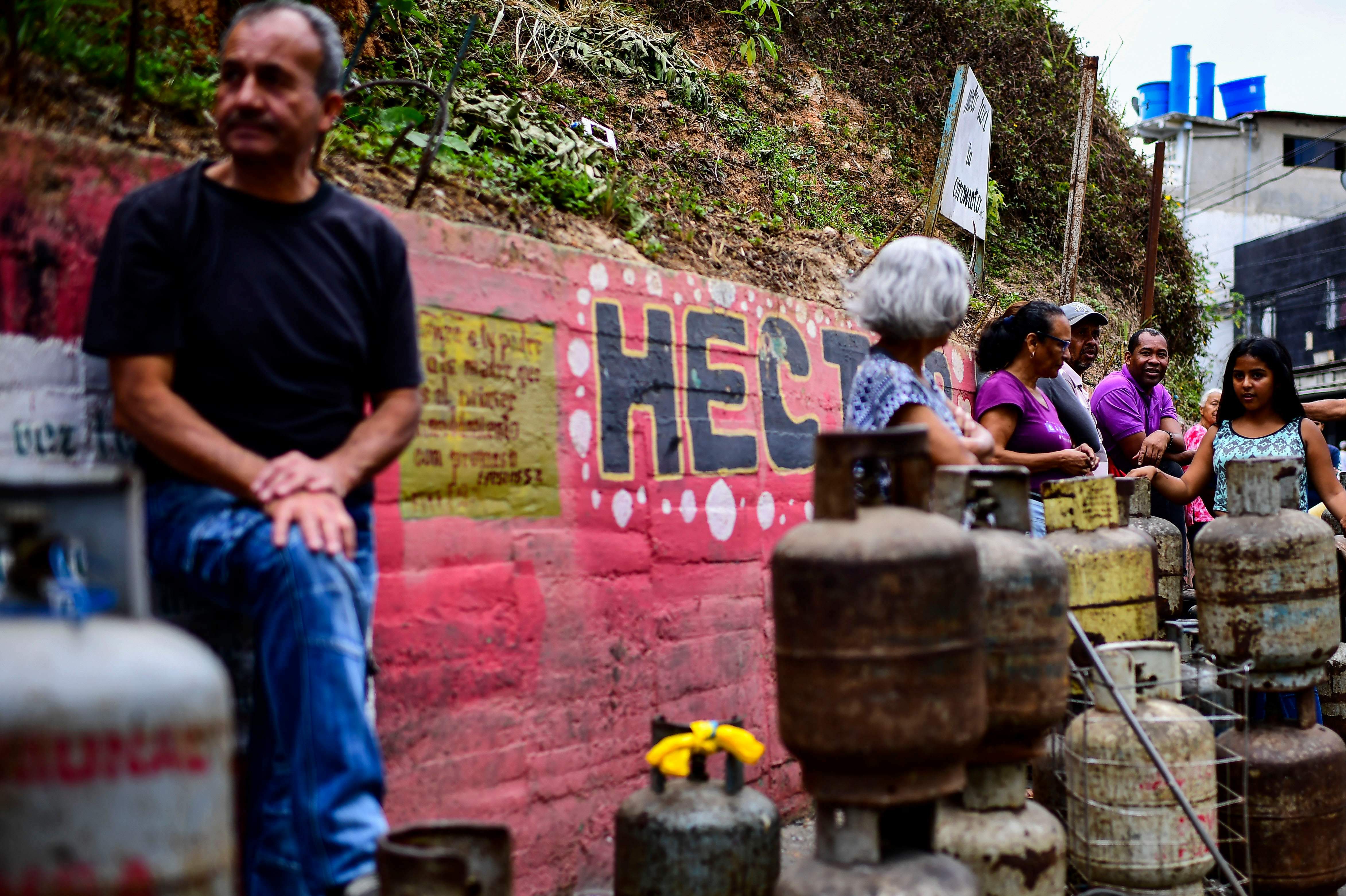 Moradores de Caracas em fila para substituir botijões de gás após a suspensão do abastecimento