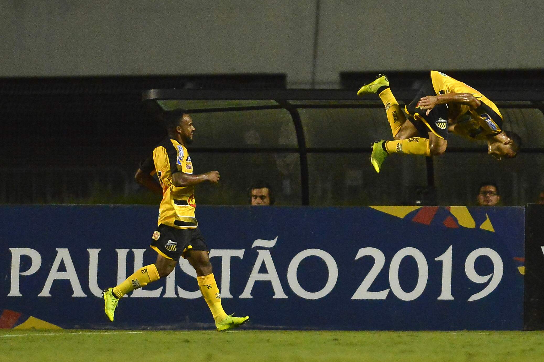 Autor do único gol do jogo, Murilo Henrique caprichou na comemoração 