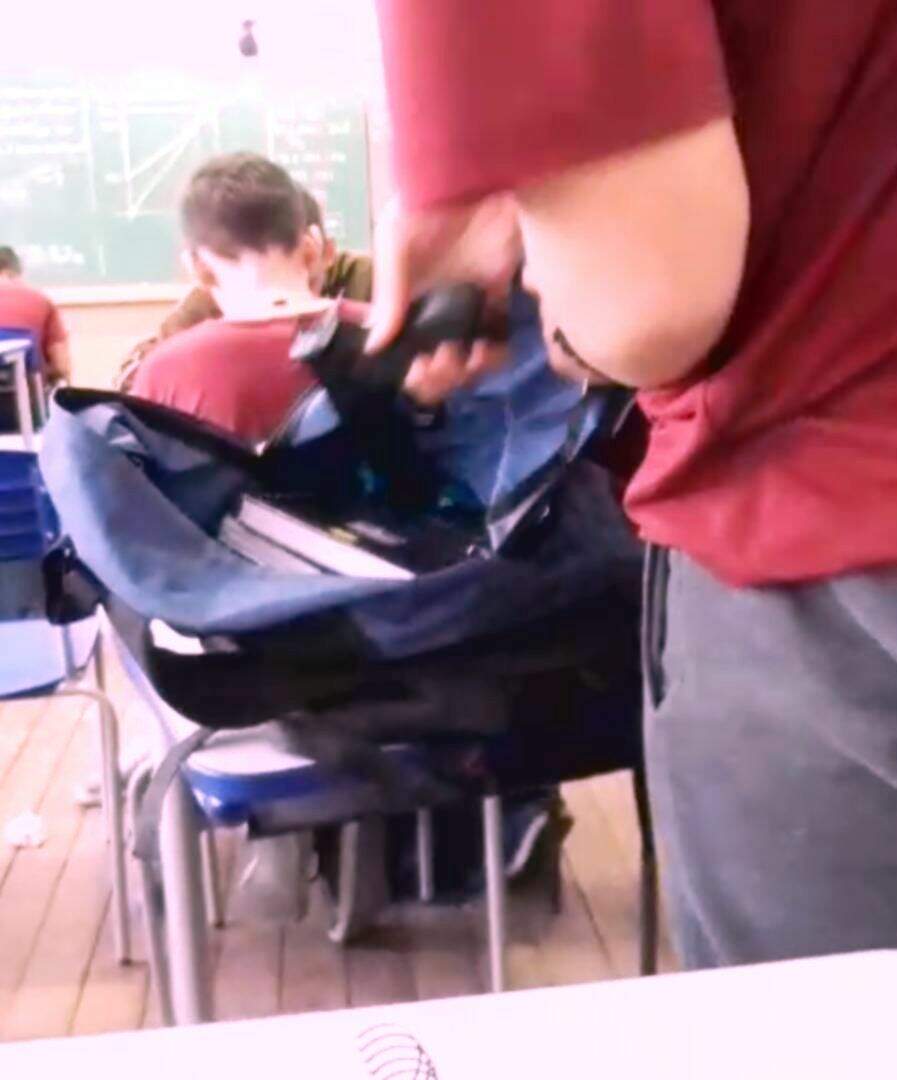 Jovem é visto guardando arma na mochila dentro da sala de aula de uma escola na Zona Noroeste de Santos 