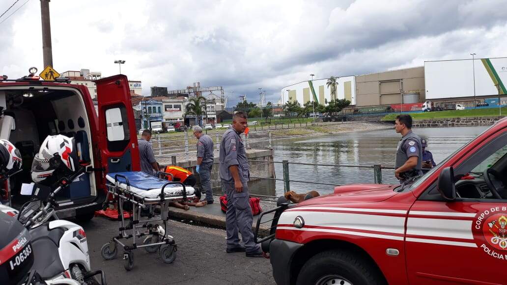 Homem foi resgatado após tentar nadar na Bacia do Mercado Municipal de Santos