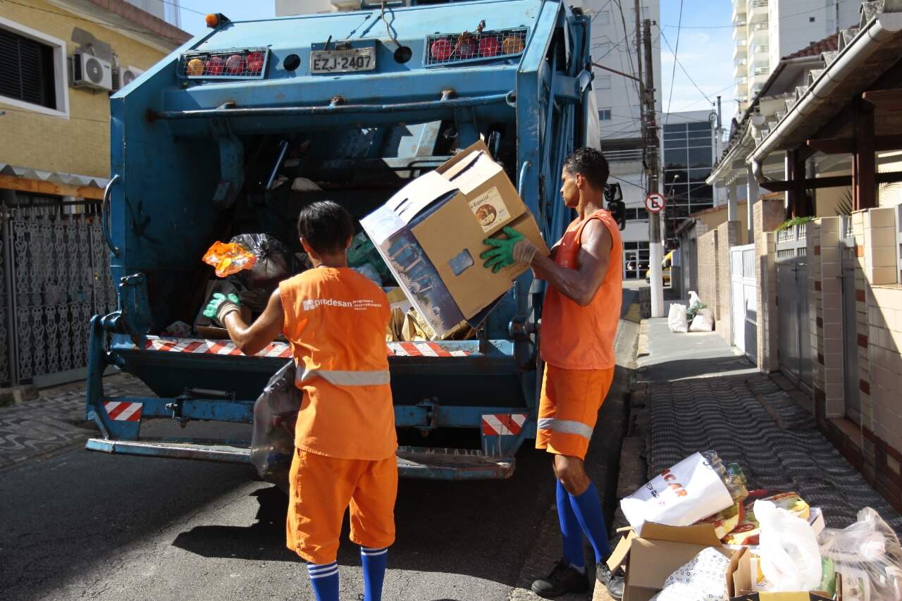Segundo a prefeitura, 18% de todo o lixo coletado é reciclado wm Santos