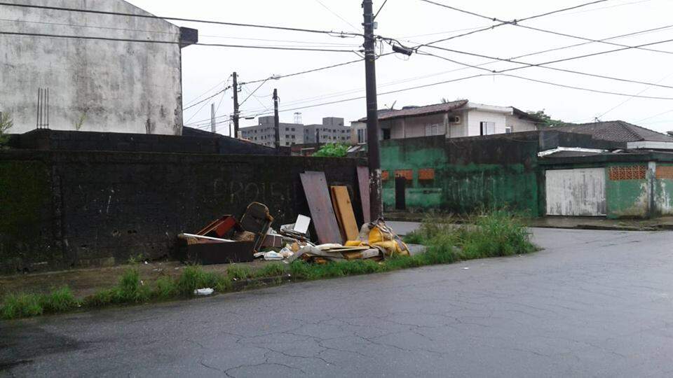 Calçada no Jóquei Clube é um dos pontos crônicos de descarte de lixo em São Vicente 