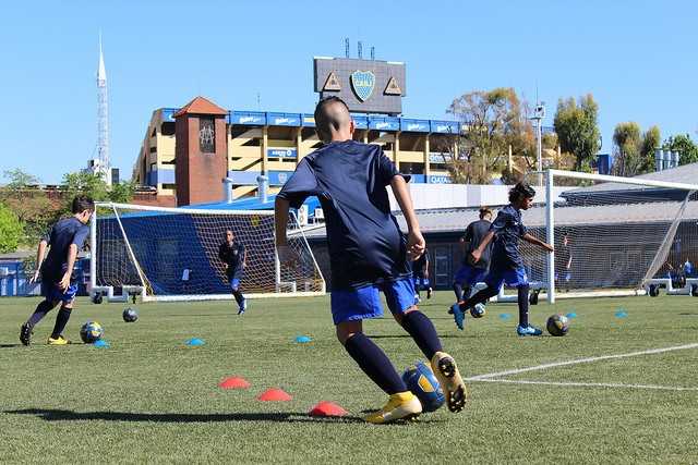 Boca Juniors realiza avaliação técnica em escolas do clube na Baixada