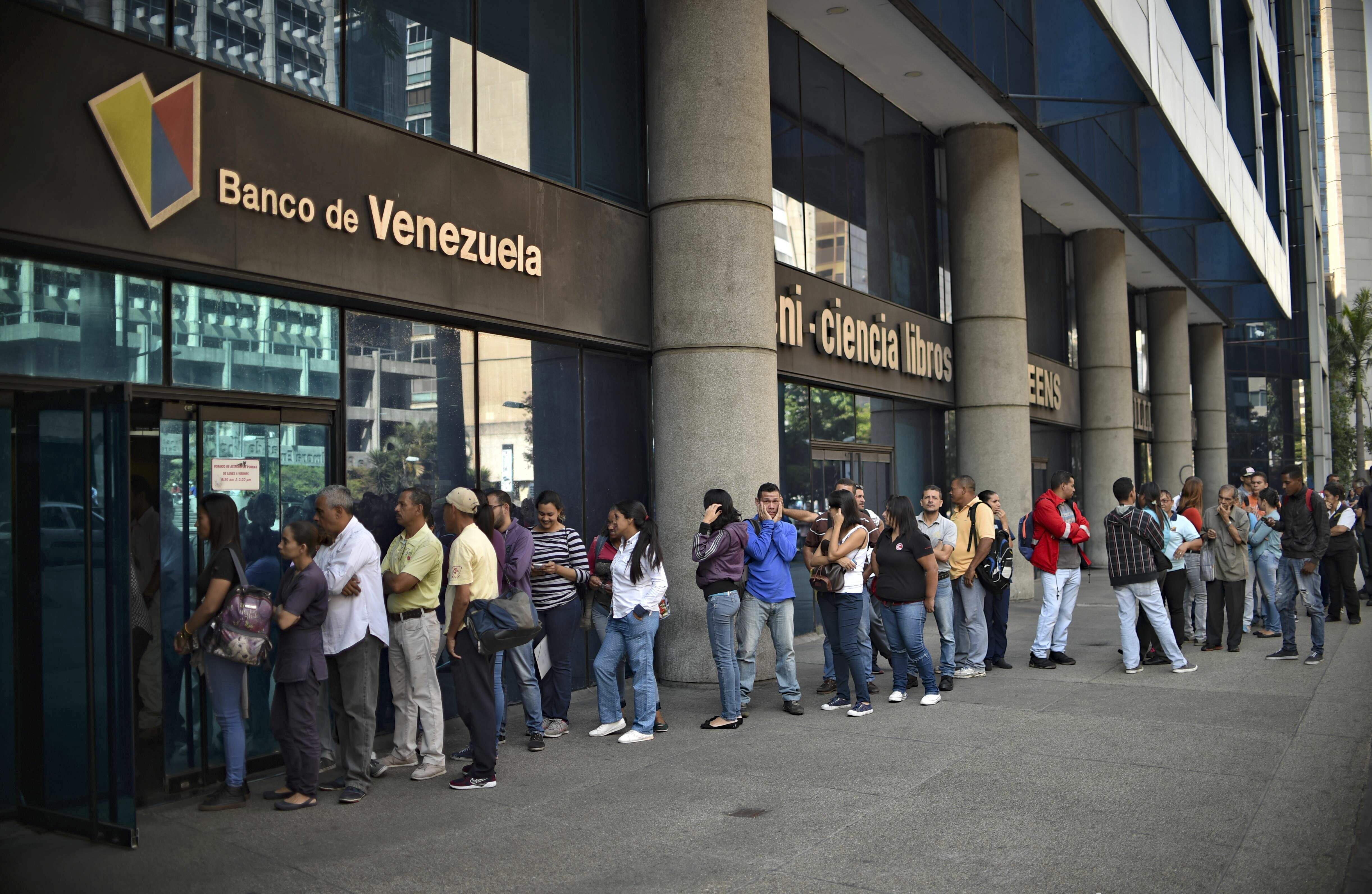 Com eletricidade restabelecida em parte do país, venezuelanos formaram filas em agências bancárias 