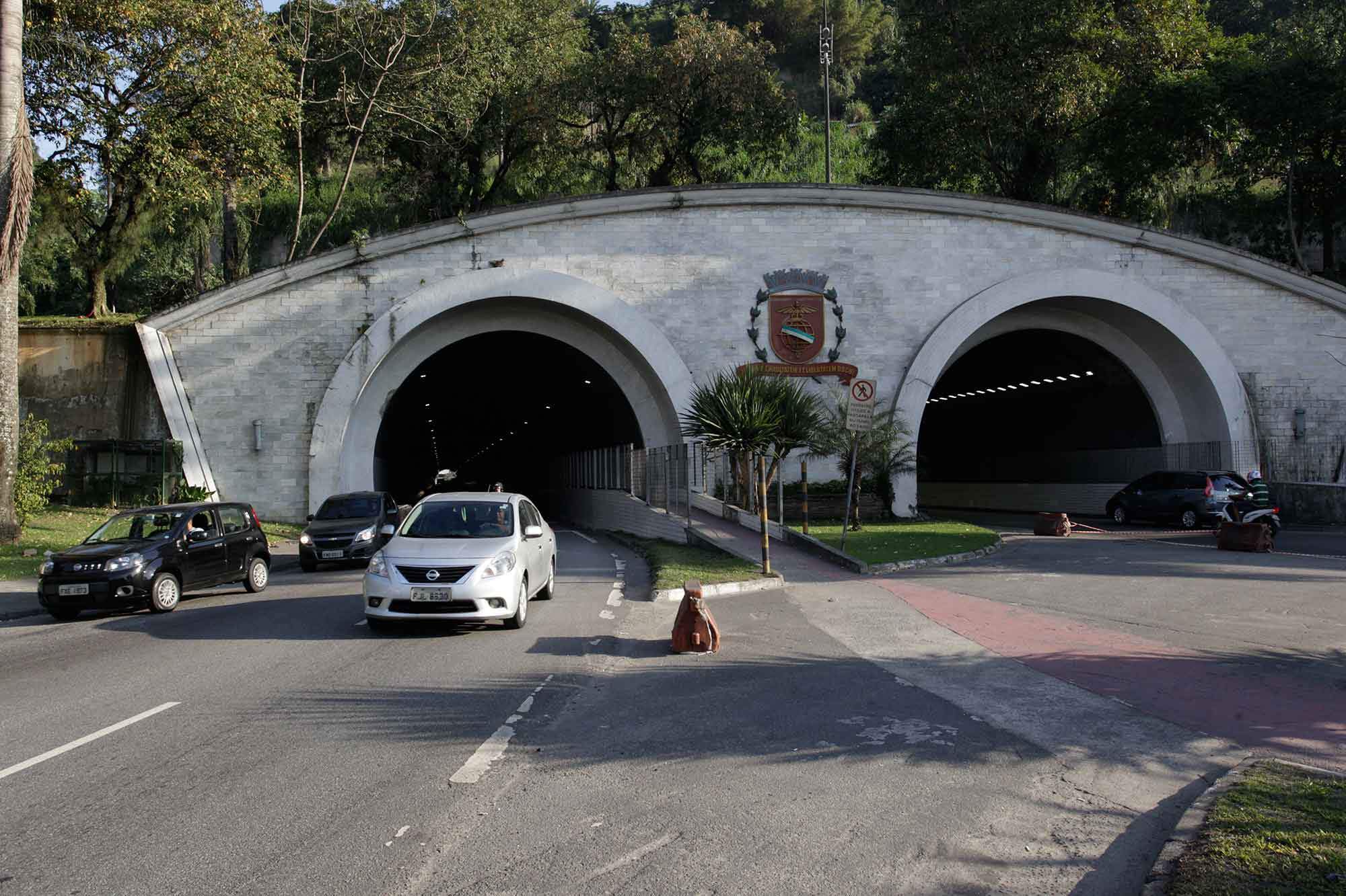 Túnel Rubens Ferreira Martins, em Santos, passa por limpeza nesta segunda