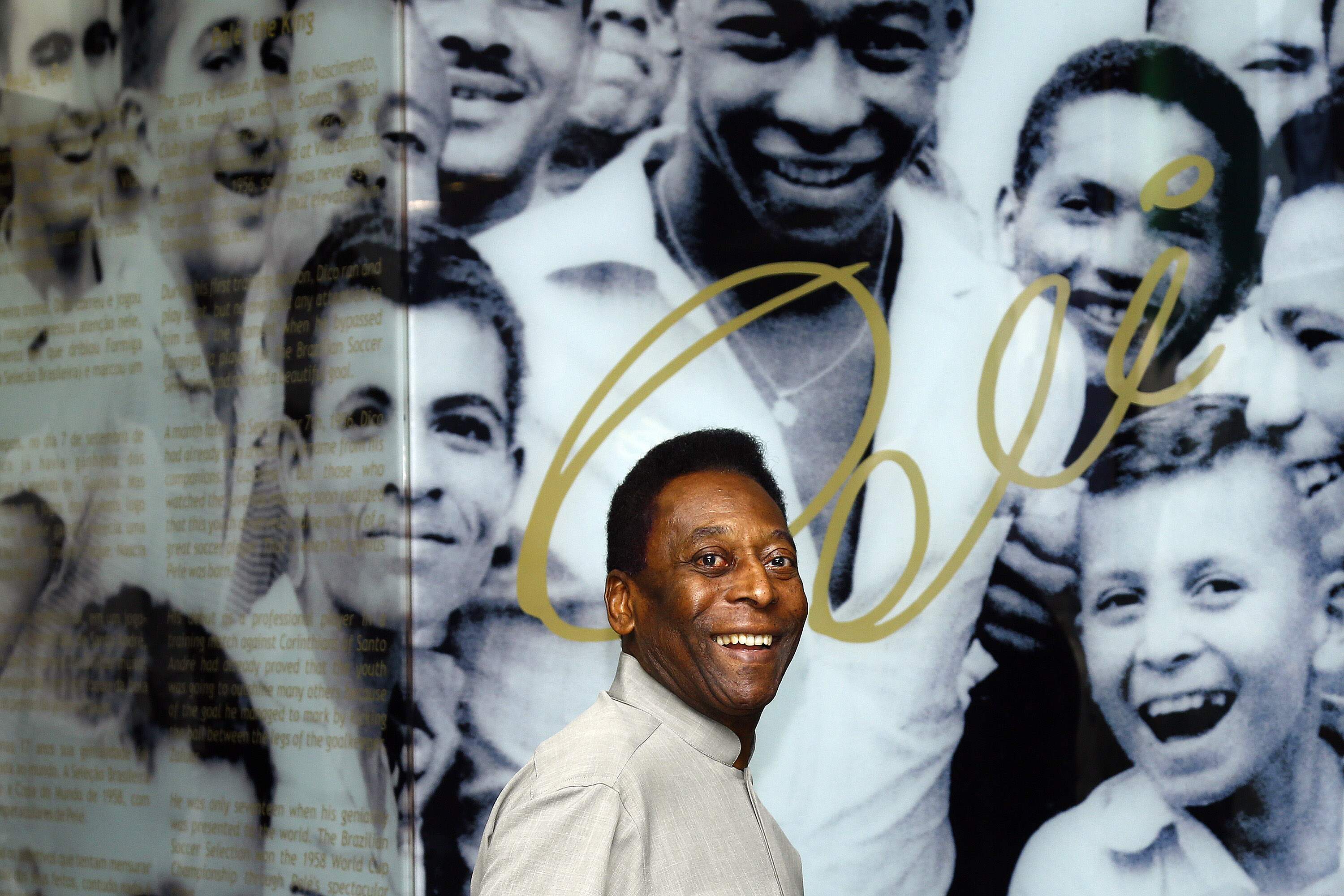 Pelé segue internado em Paris, na França