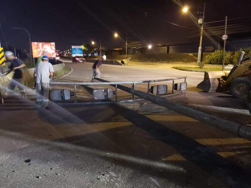 De acordo com a Prefeitura de Santos devem ser retirados 22 postes de iluminação