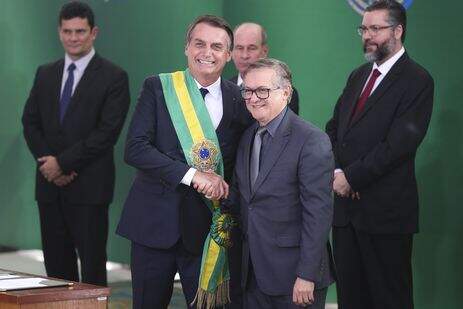 Bolsonaro e Vélez durante nomeação dos ministros em Brasília 