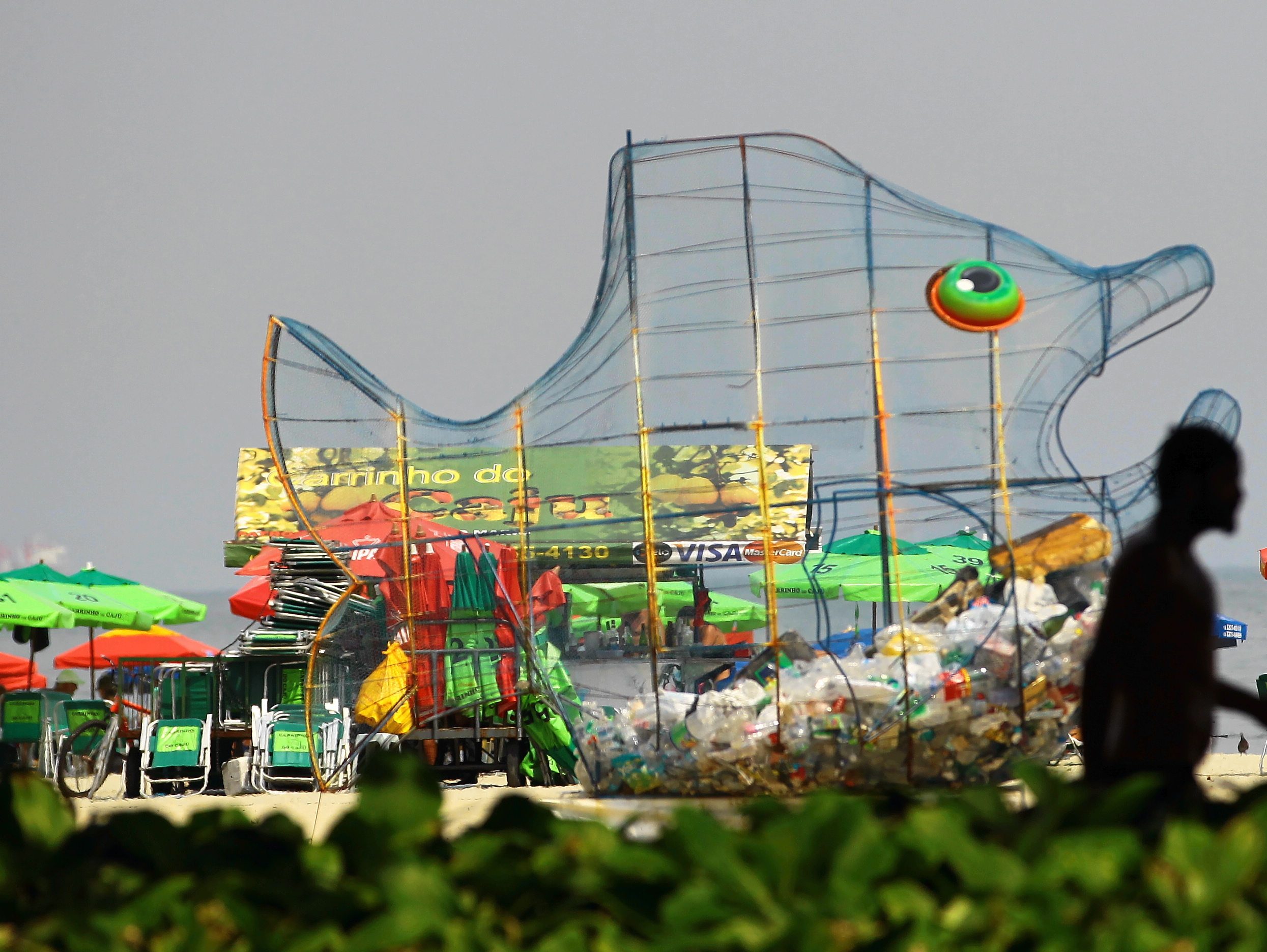 Estrutura feita de material reciclado e montada na Praia do Boqueirão tem 3 metros de altura