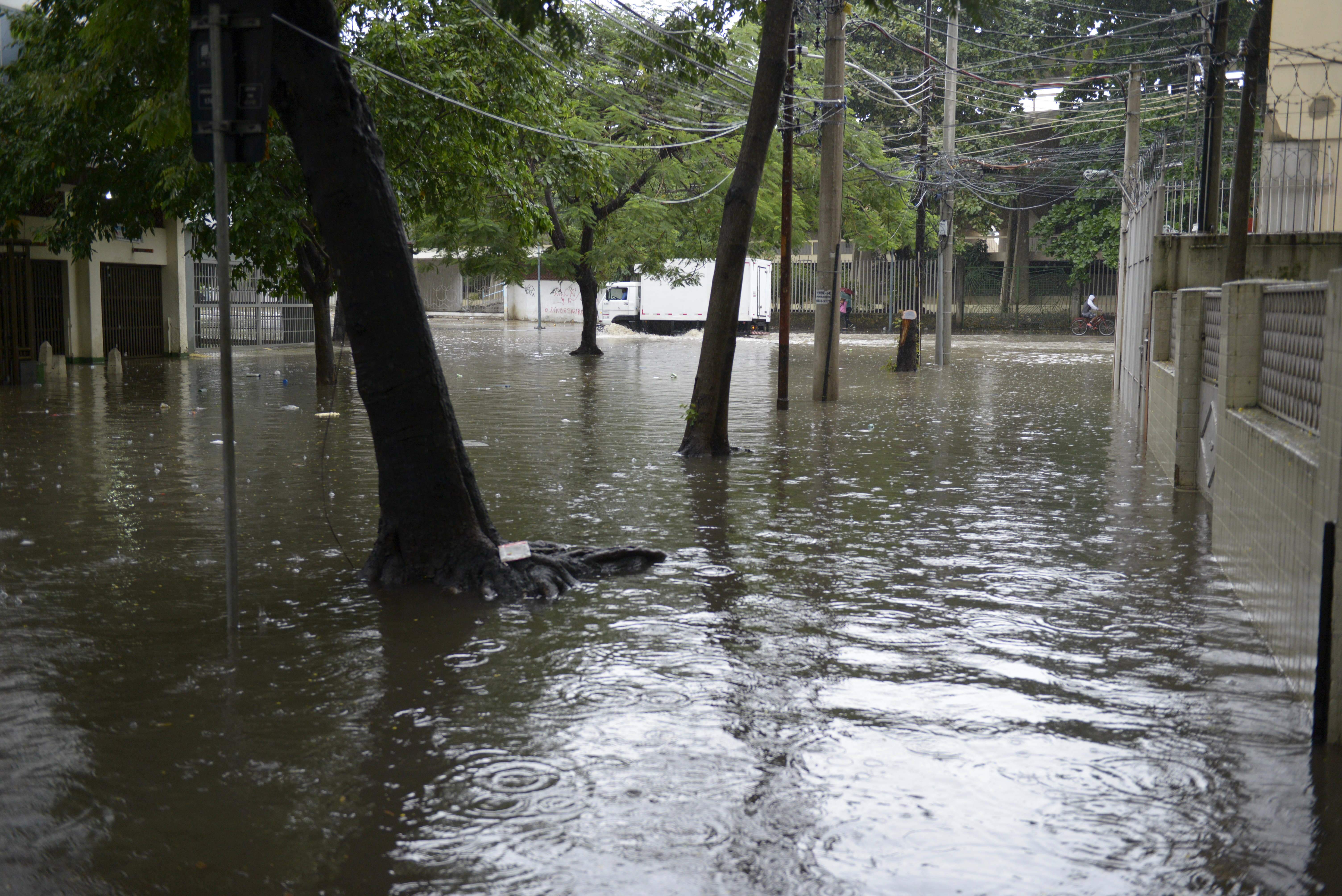 Chuva formou bolsão de água em ruas próximas ao estádio do Maracanã