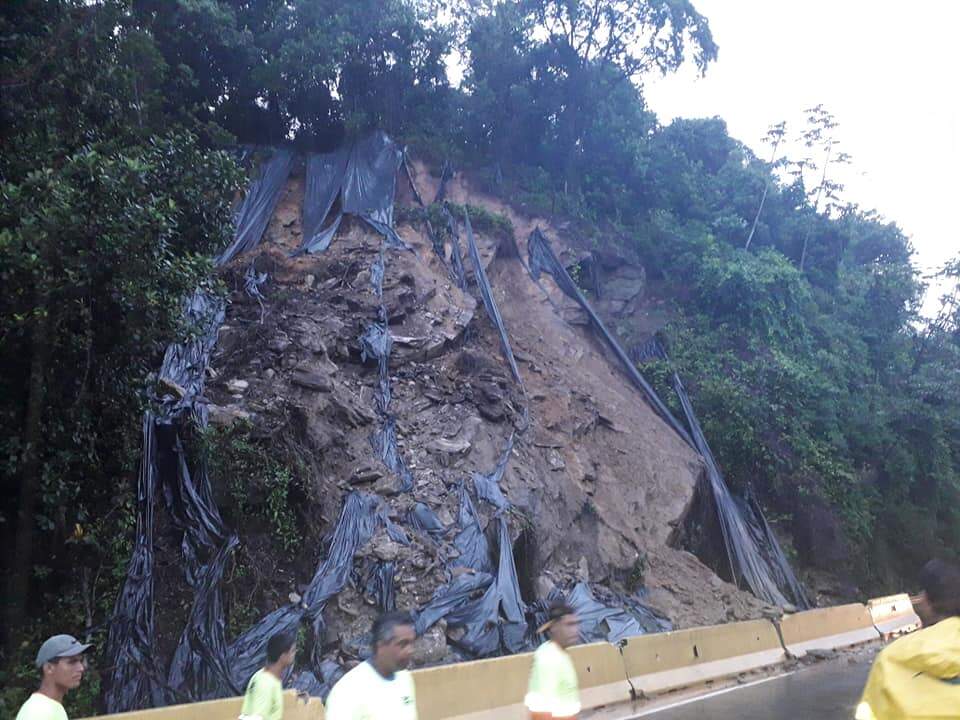 Deslizamento aconteceu por volta das 17h45 no Km 57, no trecho de Cubatão da Via Anchieta