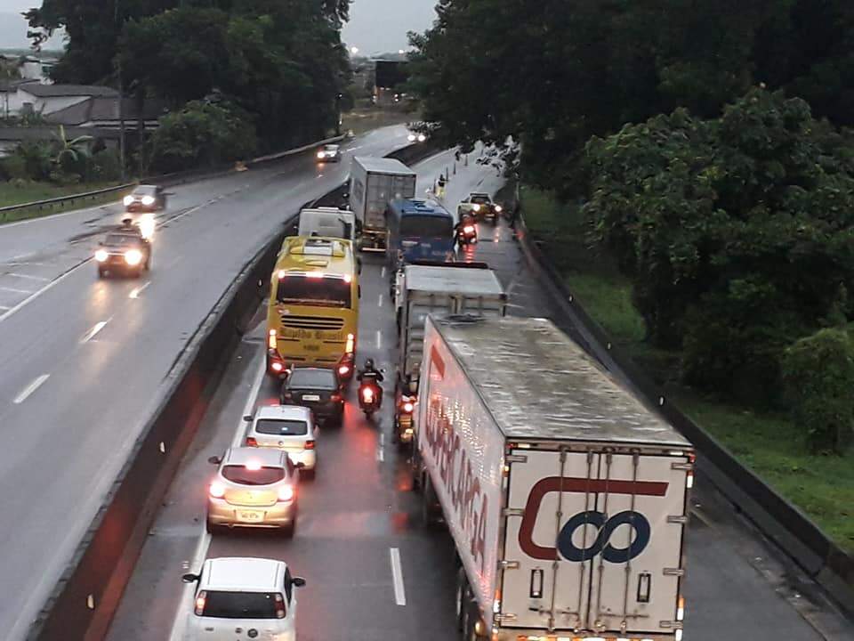 Segundo a Ecovias, o tráfego foi bloqueado no Km 57 na Via Anchieta 