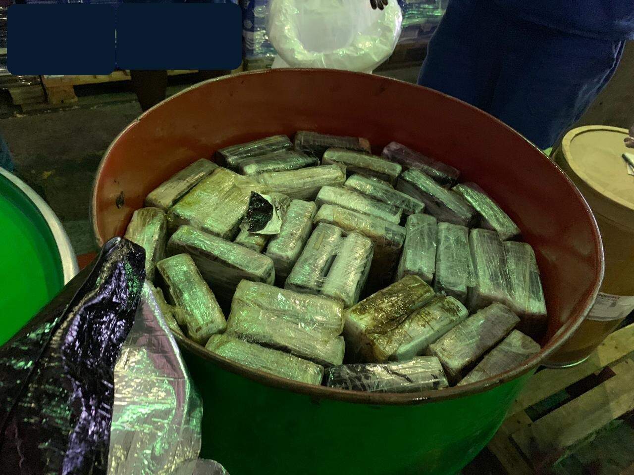 Tabletes de cocaína estavam em tambores localizados dentro de contêiner