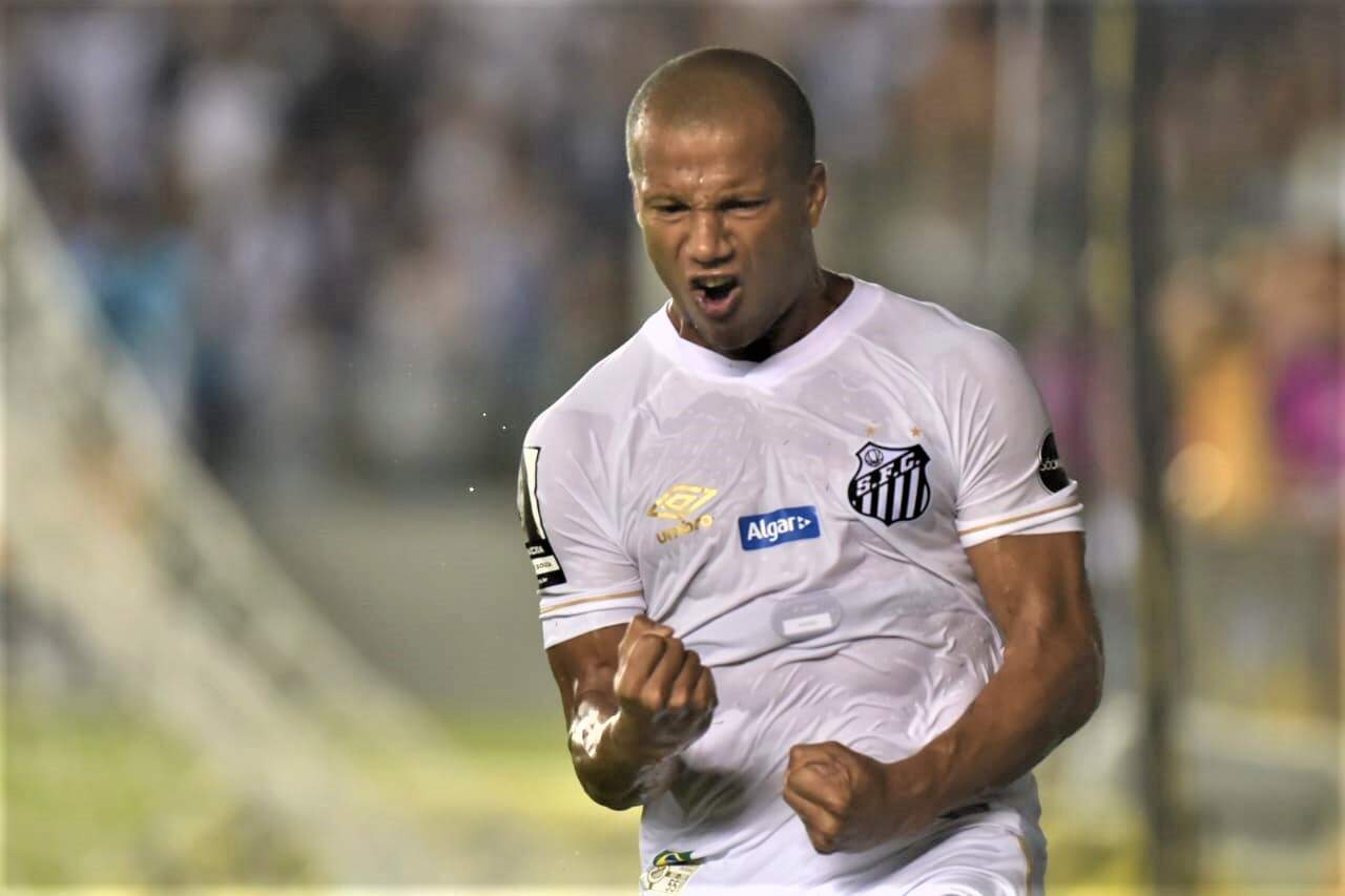 Carlos Sánchez foi autor de dois gols na vitória santista na Vila Belmiro