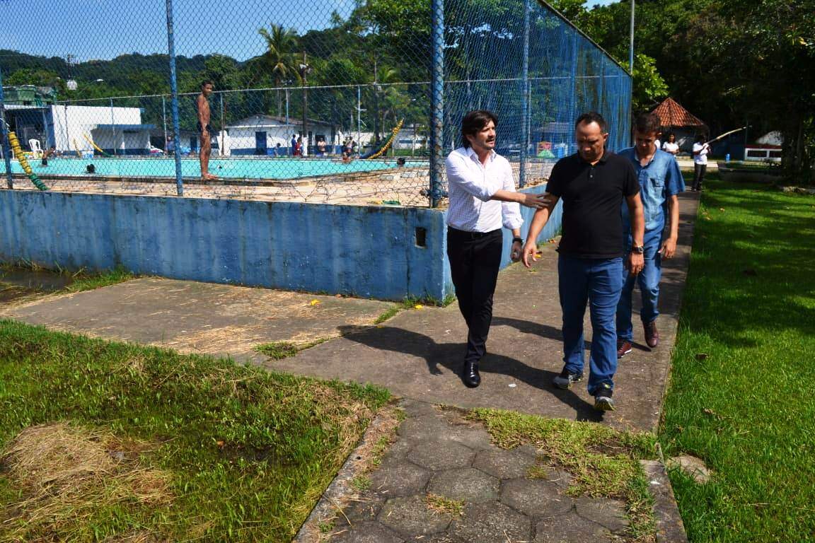 O deputado andou pelas ruas e visitou o centro esportivo em Santa Cruz dos Navegantes