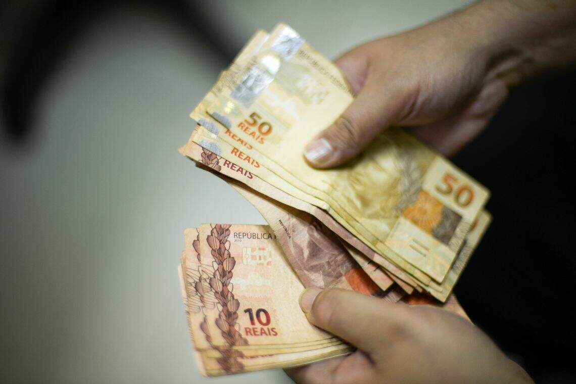 Pela primeira vez, valor do salário mínimo ultrapassará R$ 1 mil