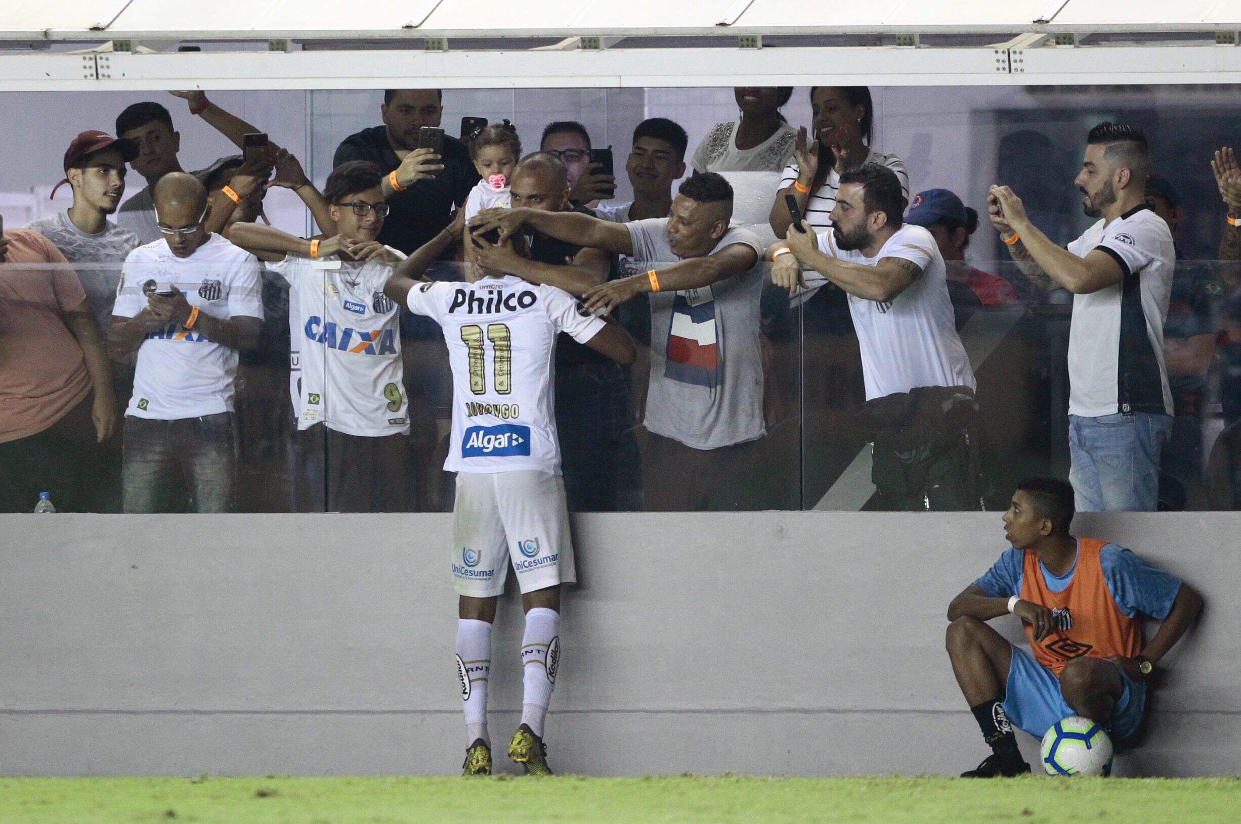 Após o gol, Rodrygo comemou com familiares que assistiam o jogo na Vila 