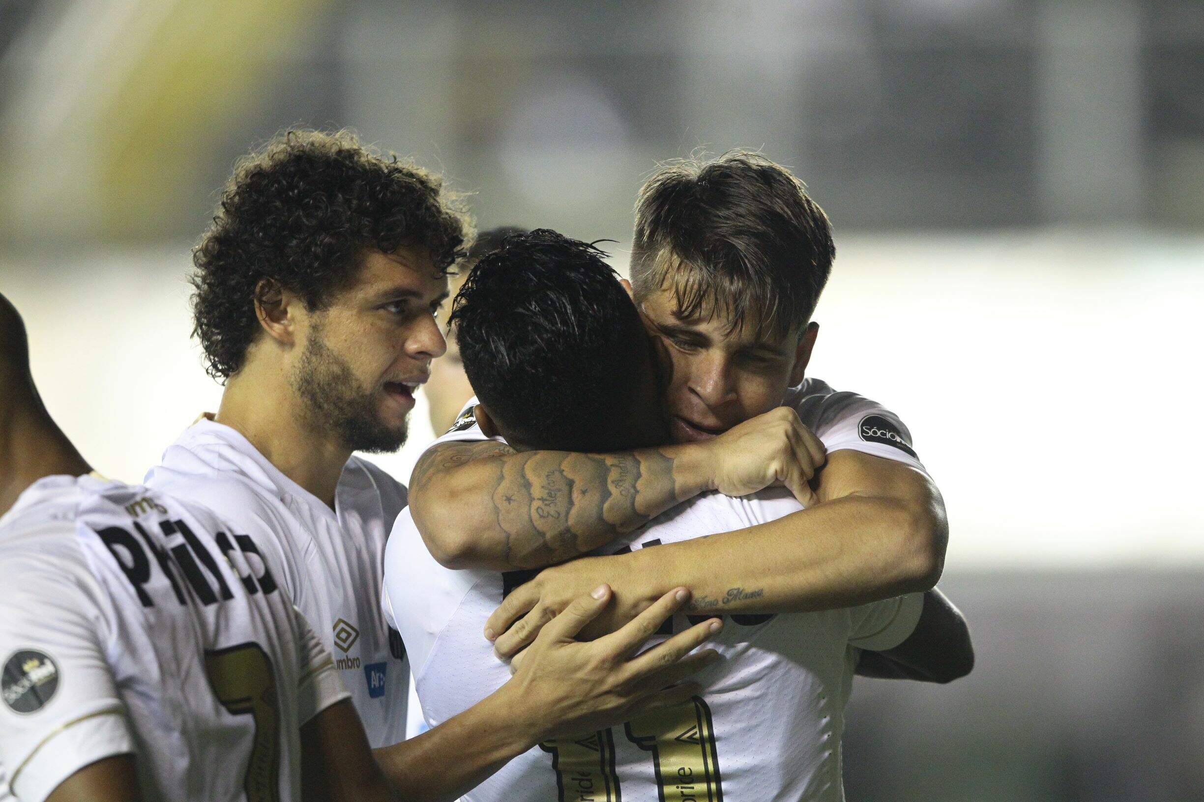 Com dois gols no segundo tempo, Peixe garantiu vitória sobre o Vasco 