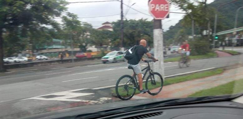Treinador do Peixe tem sido visto andando pela cidade com sua bicicleta