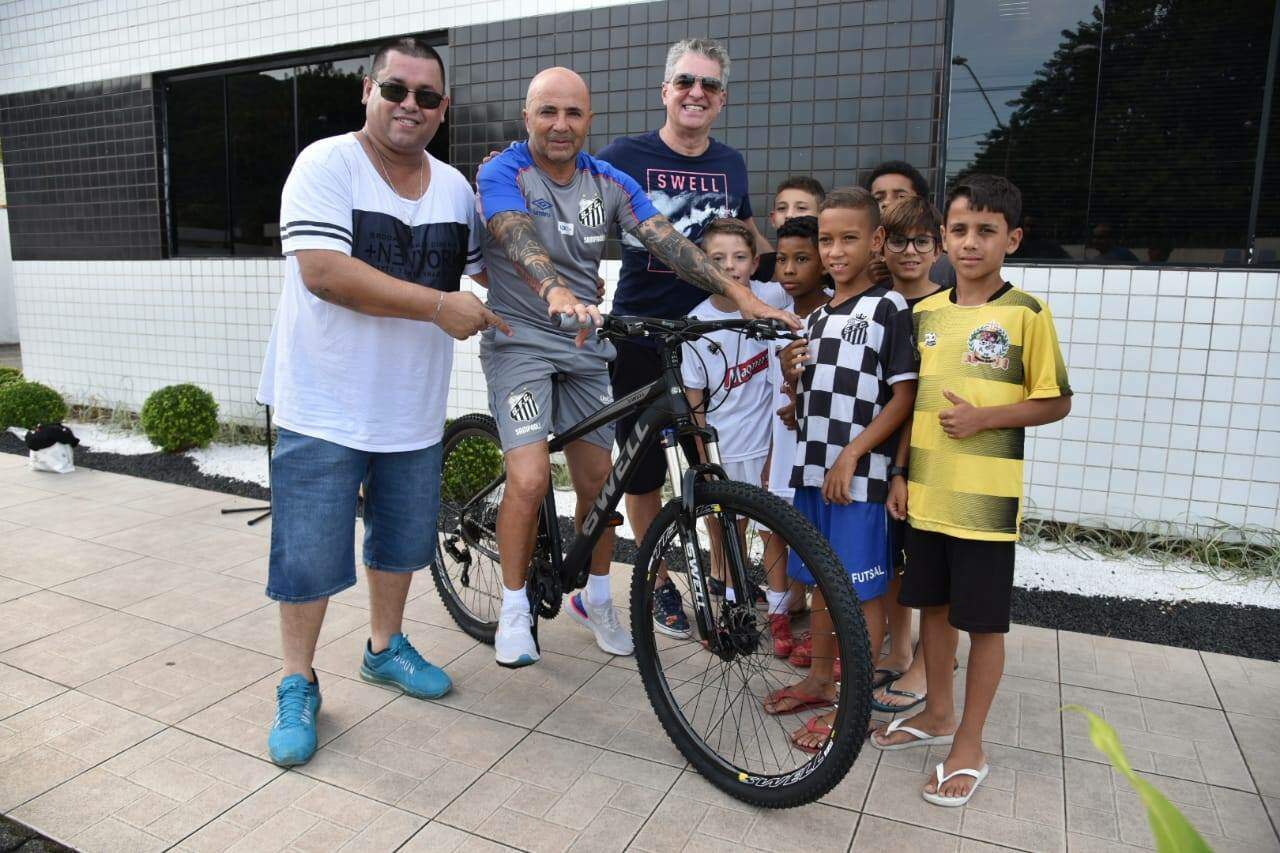 Sampaoli ganha nova bicicleta do Santos; presente foi entregue por crianças