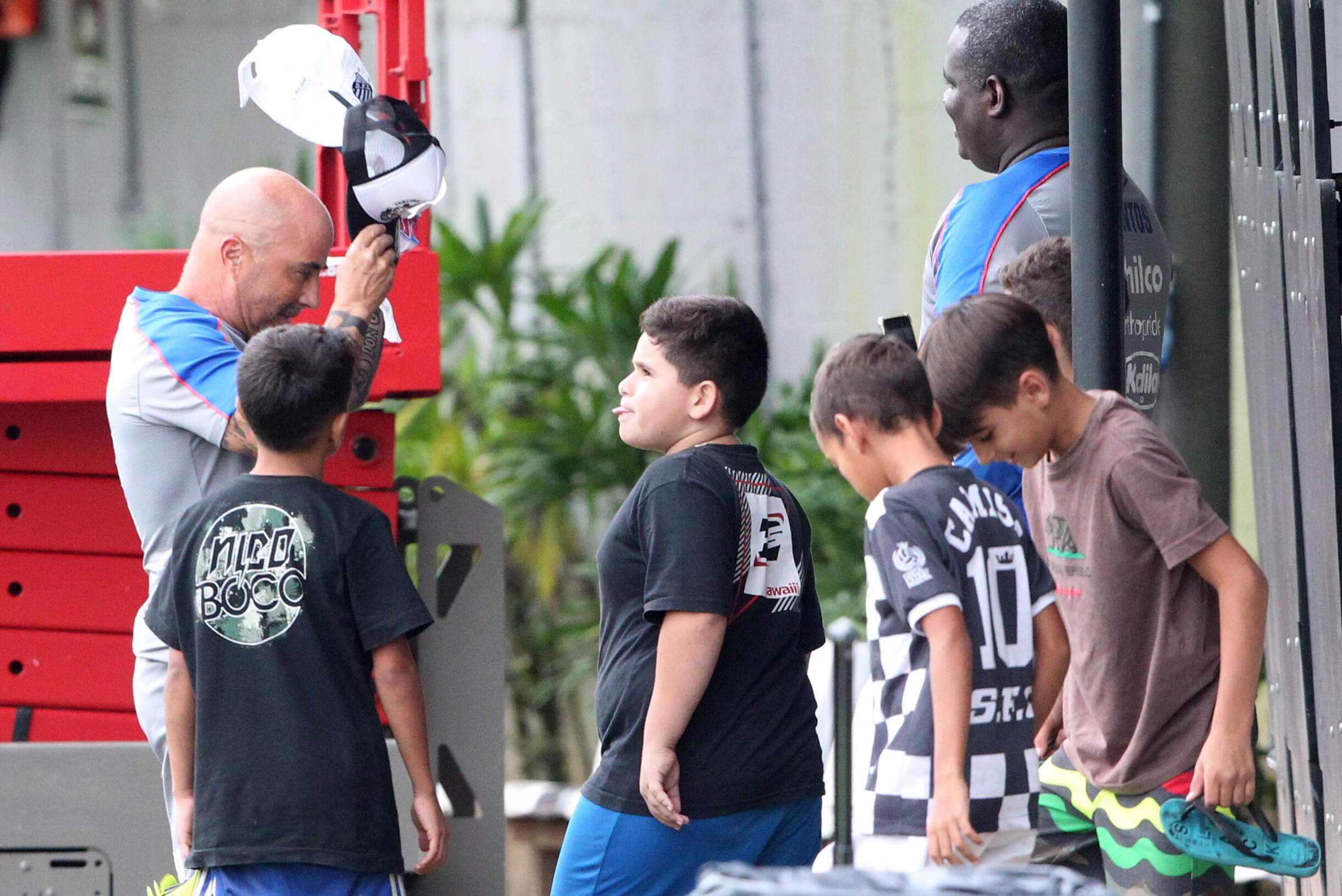 Após ganhar pares de chuteiras de Sampaoli, o grupo de meninos presenteou o treinador com um boné 