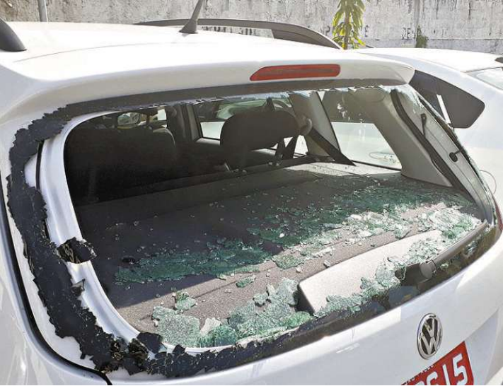 Enfurecida, mulher quebrou a tijoladas dois vidros do carro