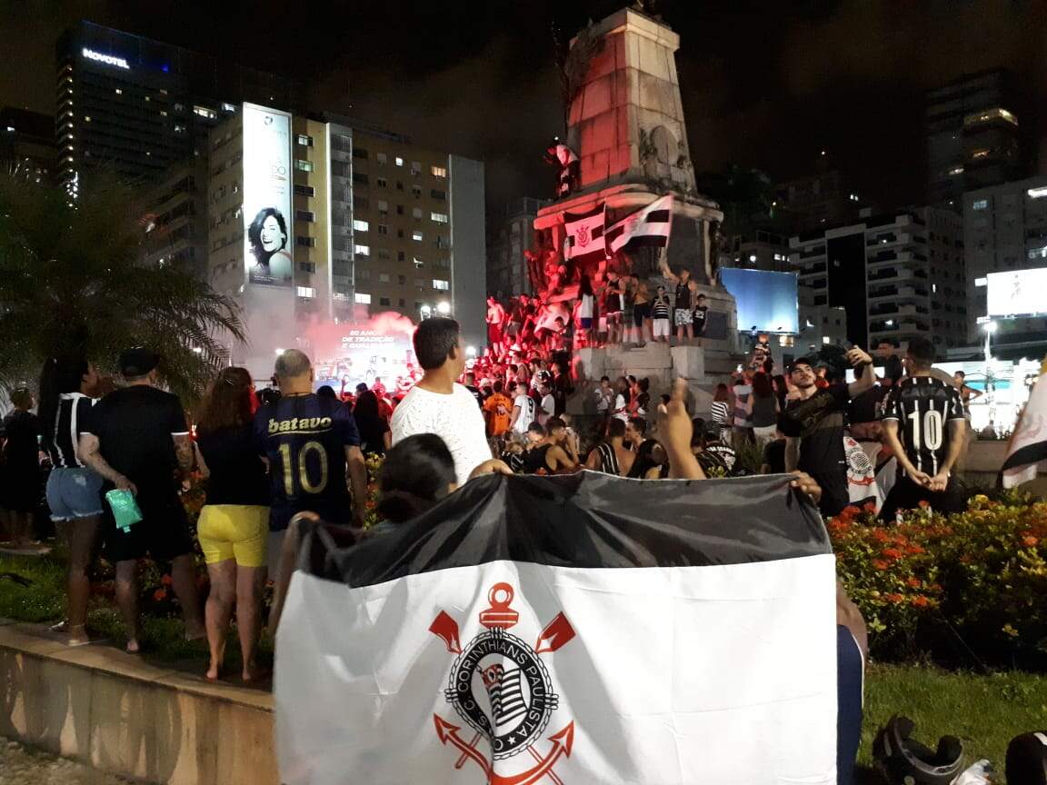 Torcedores do Corinthians lotaram a Praça Independência no Gonzaga 