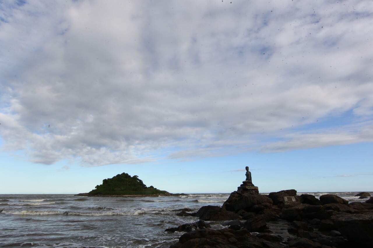 Na Praia dos Pescadores, Itanhaém tem um monumento que homenageia a novela Mulheres de Areia
