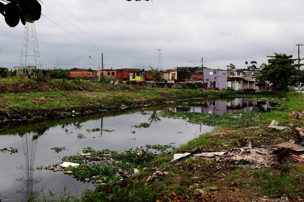 Canal com detritos no Jóquei Clube, em São Vicente