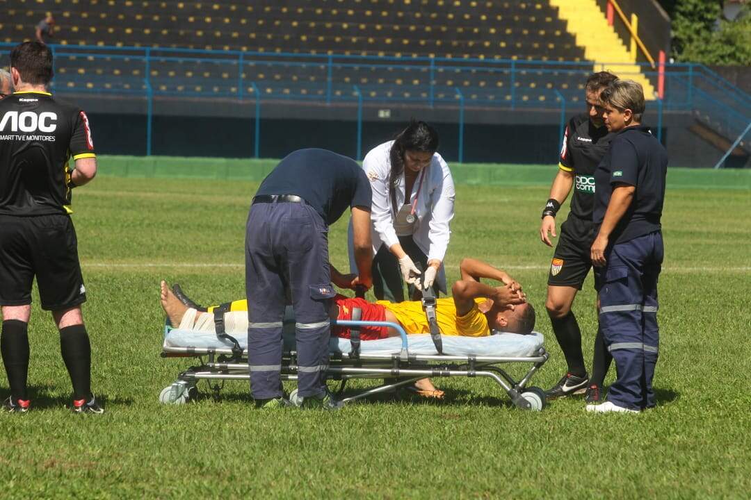 Lateral Gabriel precisou sair de ambulância do estádio 
