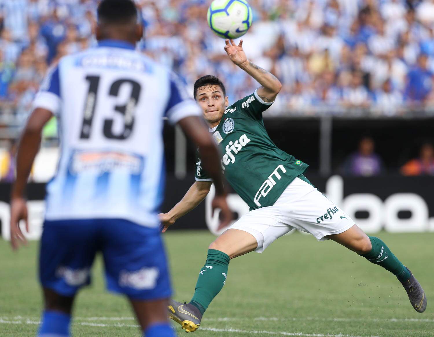 No primeiro tempo, Raphael Veiga abriu o placar no que acabou sendo o único gol do Palmeiras