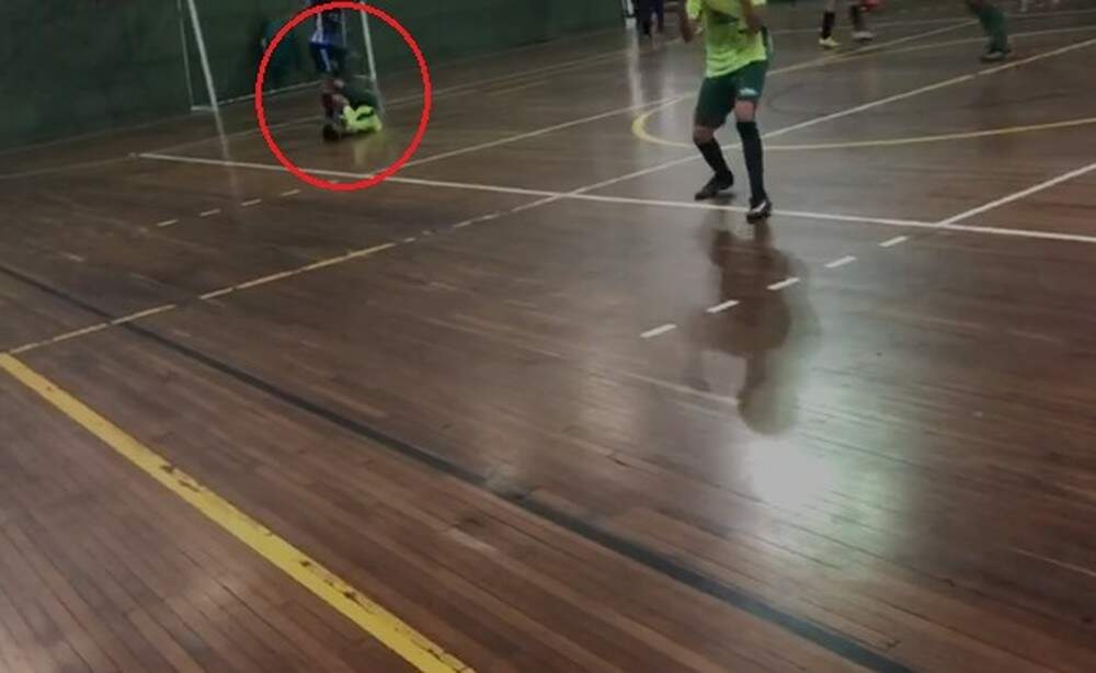 Jogador de futsal é detido após pisar na cabeça de rival 