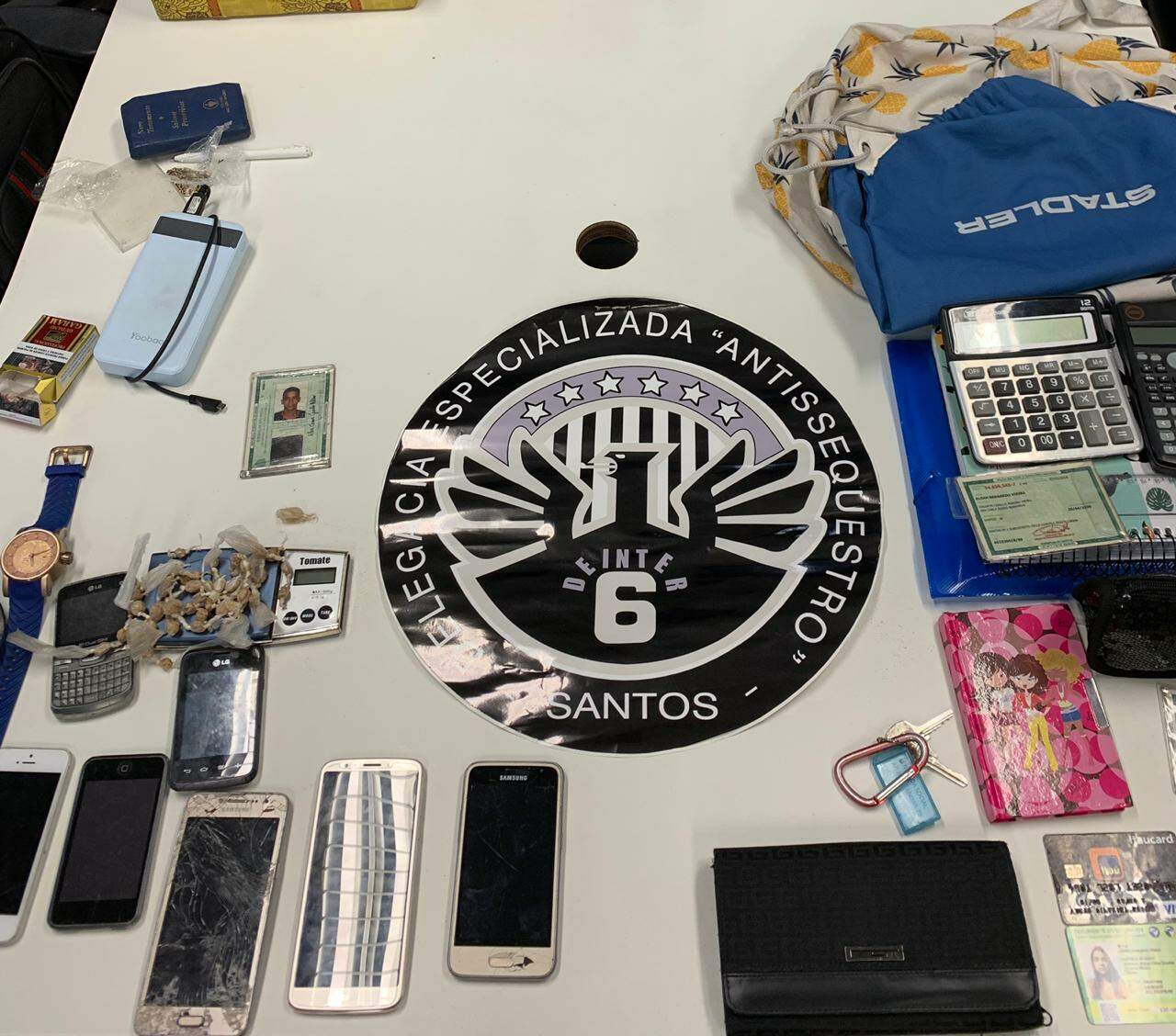 Drogas e celulares foram apreendidos por policiais do Deas 