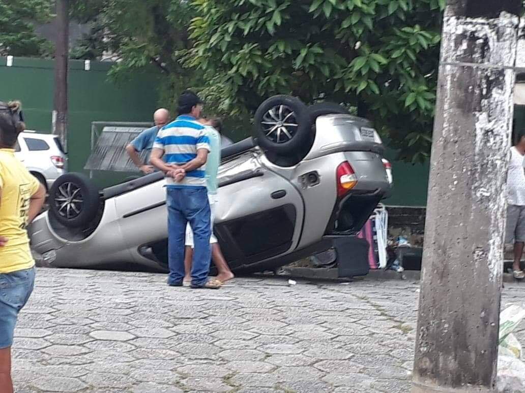 Veículo capotou na Avenida Henry Borden, em Cubatão 