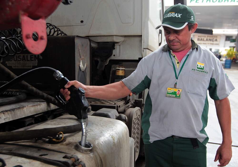 Petrobras elevaria o preço do combustível, mas voltou atrás após pedido do presidente Bolsonaro