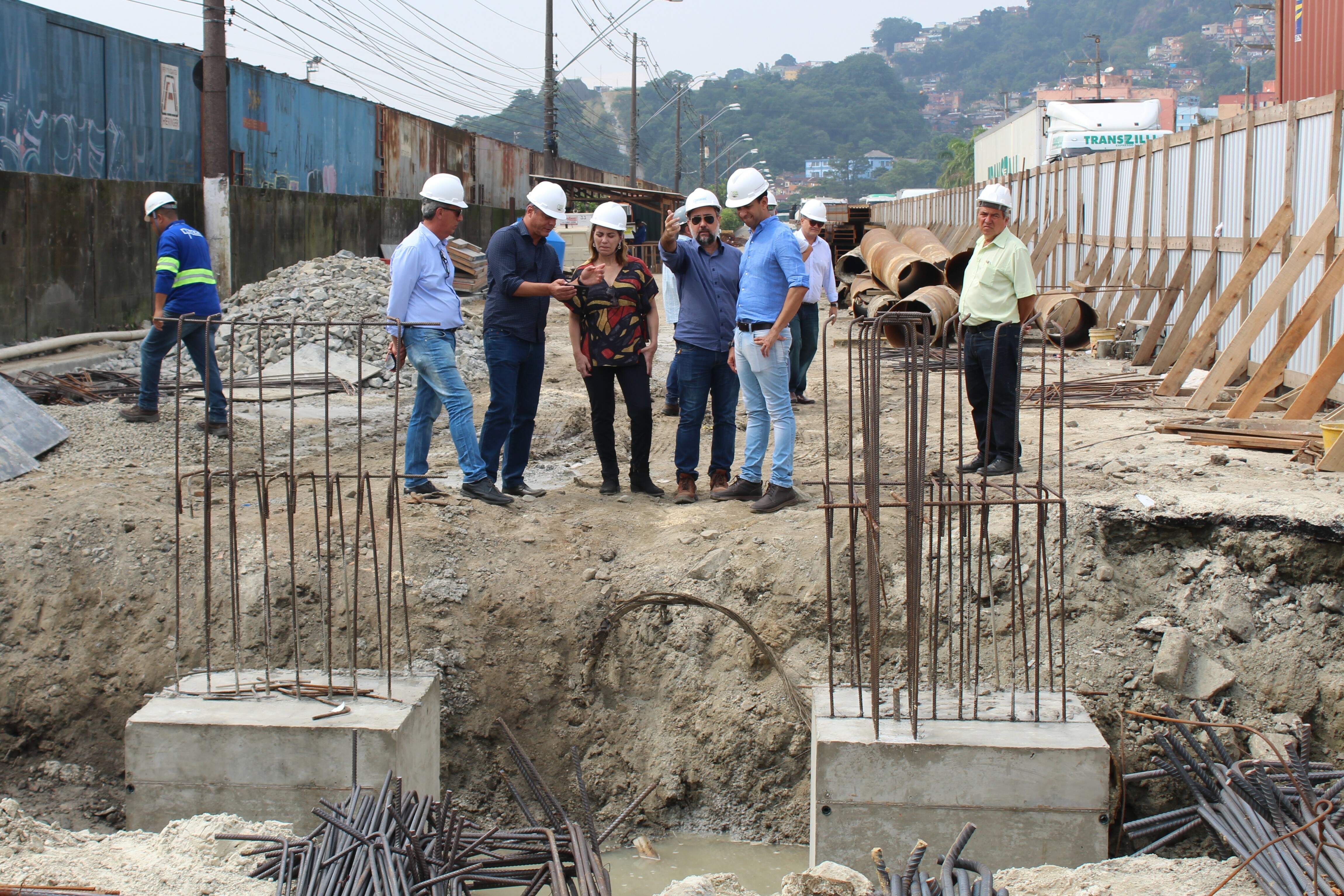 Deputada Rosana Valle (PSB) e o prefeito Paulo Alexandre Barbosa (PSDB) estiveram no local das obras