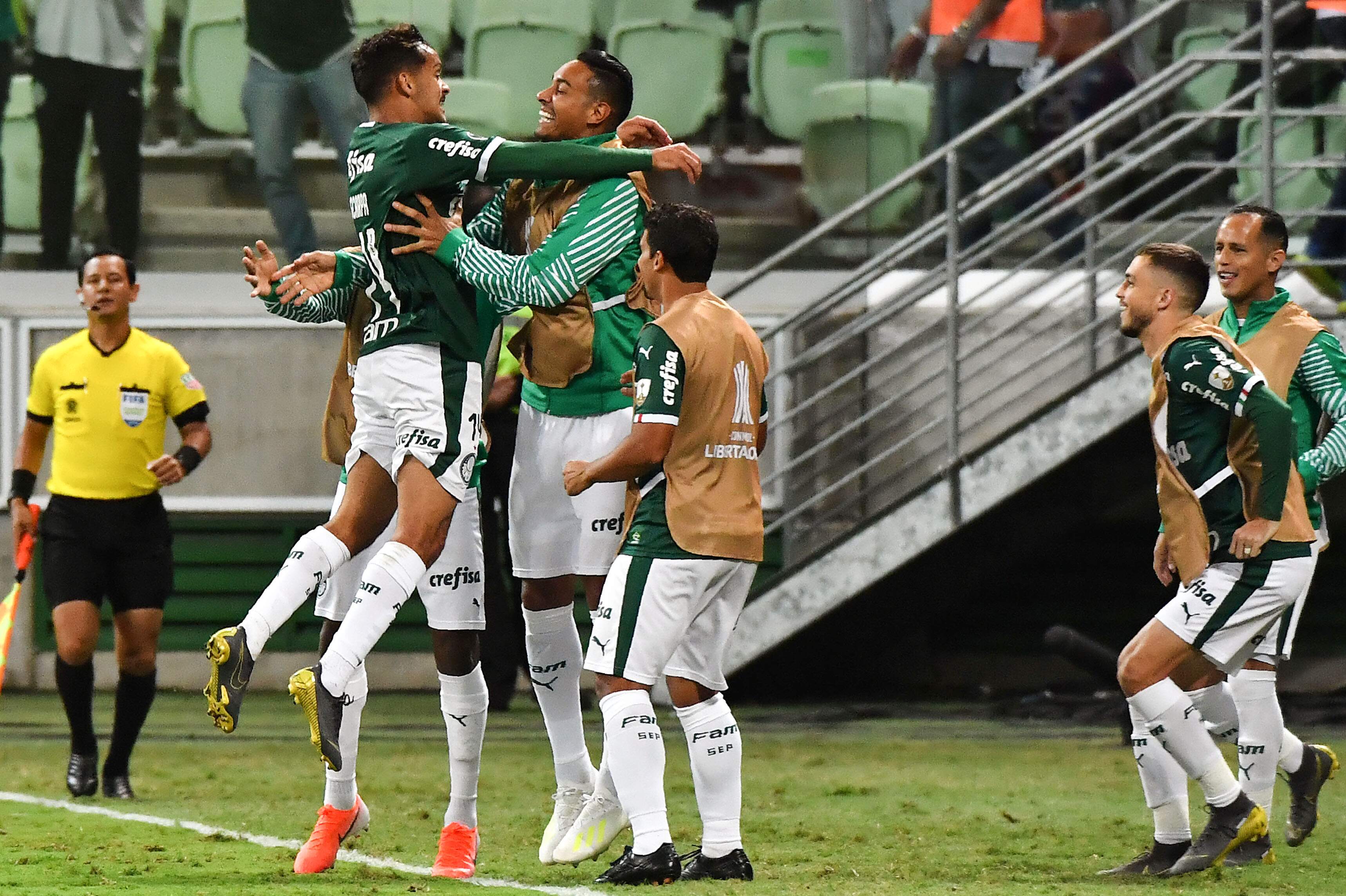 Com uma grande ajuda do goleiro, Gustavo Scarpa fez o gol da vitória do Palmeiras
