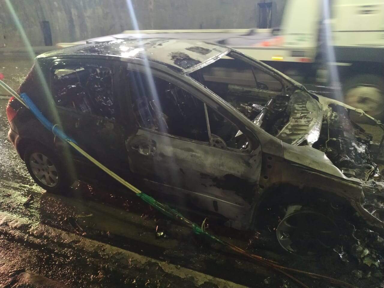  Veículo ficou destruído após incêndio dentro do túnel 