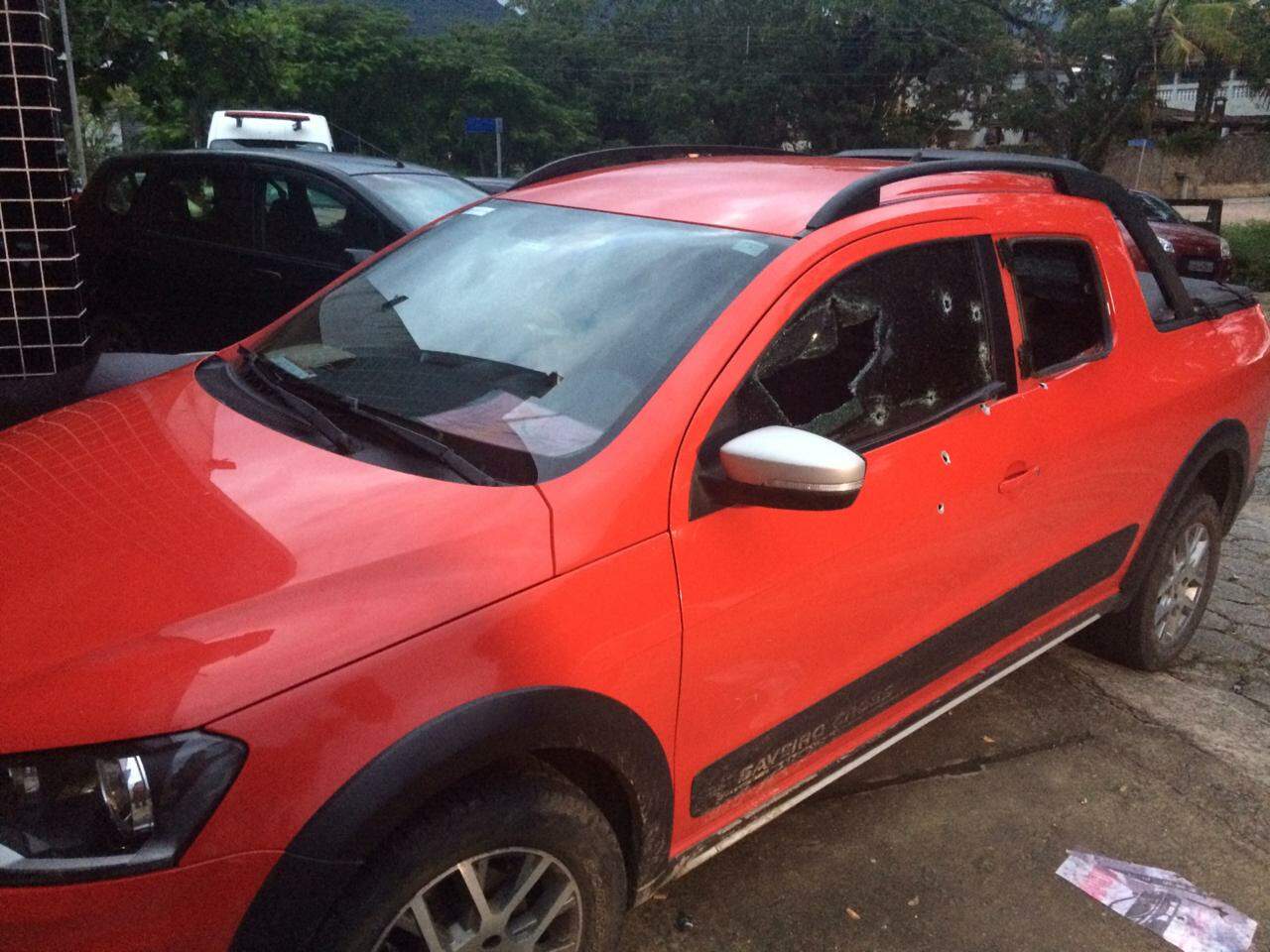 Veículo vermelho foi alvo de tiros na quinta-feira em Peruíbe 