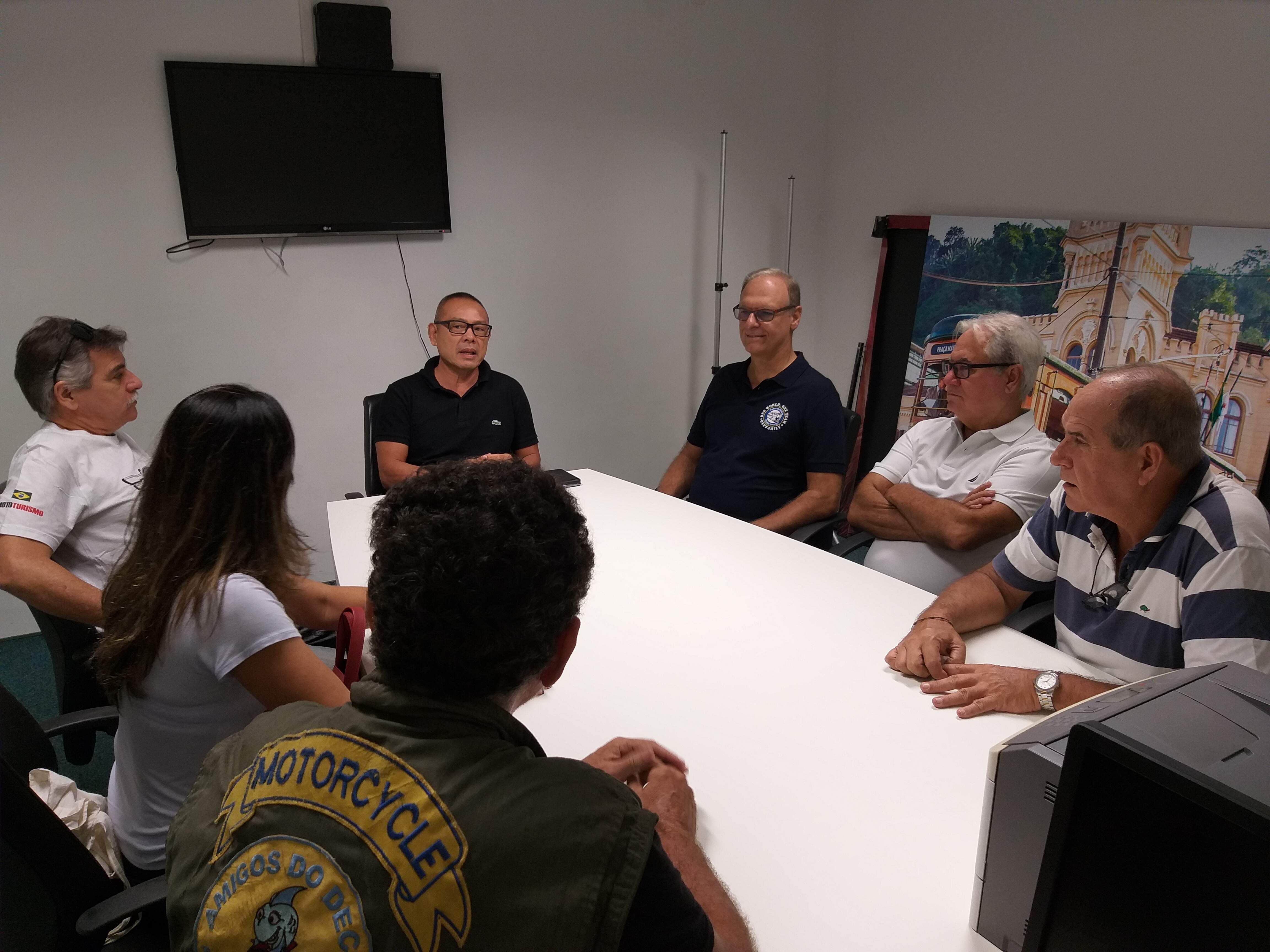 Vereador Sadao Nakai (PSDB) recebeu motociclistas para discutir sobre a área de estacionamento na Ponta da Praia 