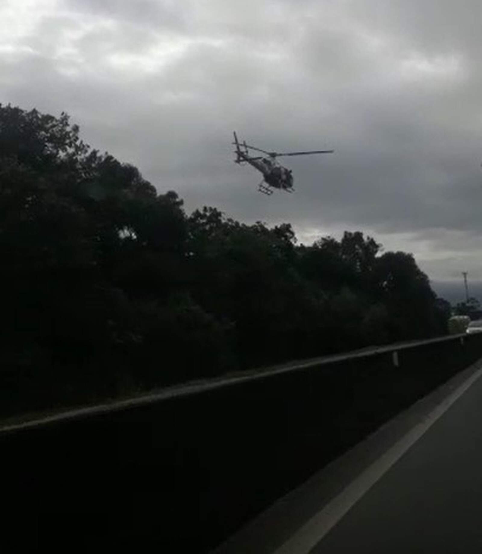 Com auxílio de um helicóptero, policiais fizeram uma ronda para procurar o segundo assaltante 