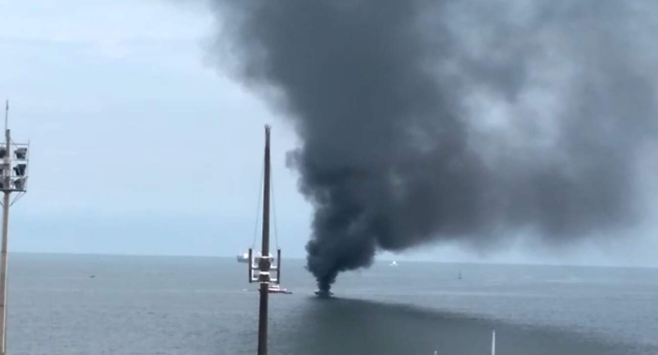Incêndio começou por volta das 11h20. Pessoas foram resgatadas da embarcação